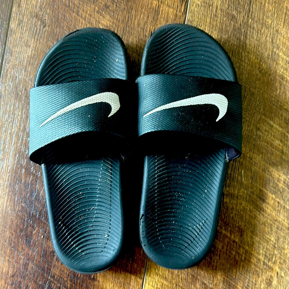 Boys Nike slides